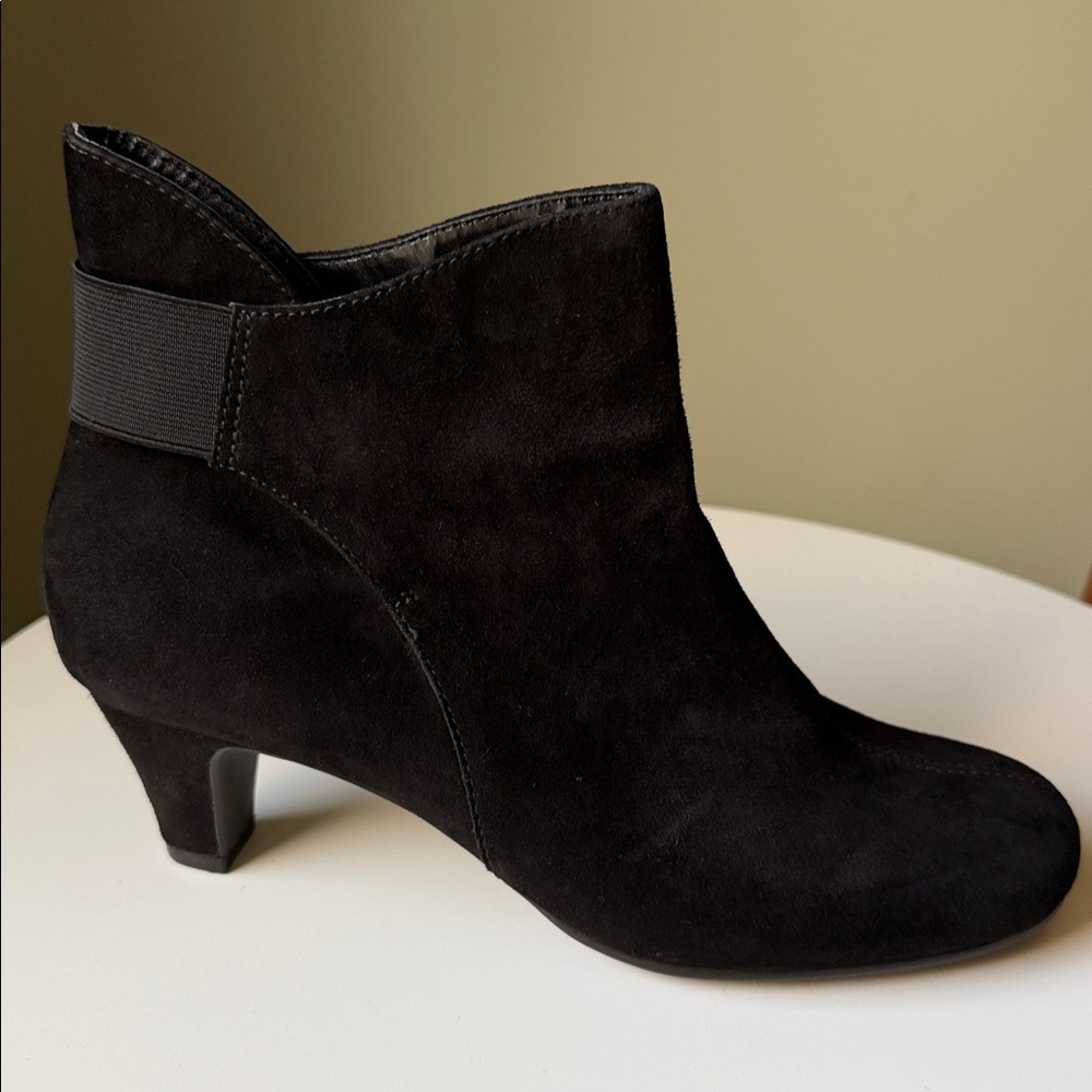 Aerosoles Suede Booties 2.5”  Heel Elastic Band Stitching Detail minimalist flaw